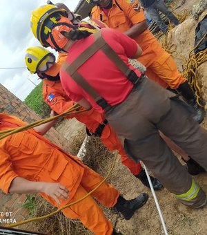 [Vídeo]Bombeiros resgatam jovem que caiu em cacimba em Limoeiro de Anadia