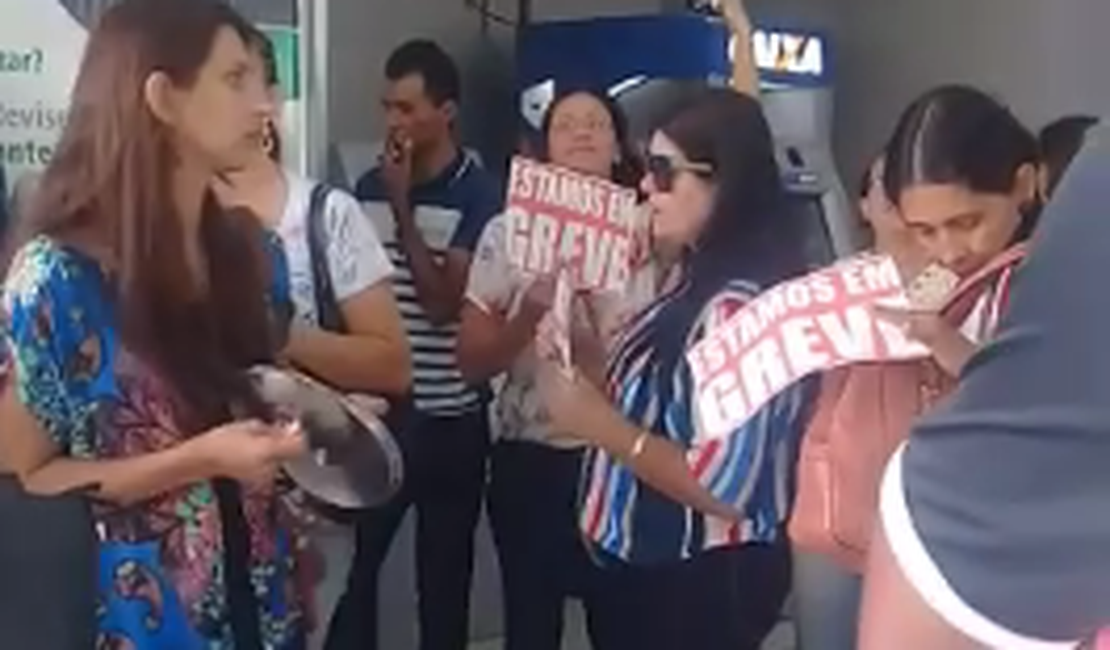 Vídeo: Servidores e pais de alunos realizam “panelaço” no Centro Administrativo de Arapiraca