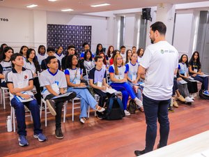 Estudantes selecionados no Plenarinho conhecem a Câmara e participam de formação