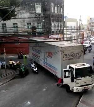 [Vídeo] Caminhão quebra, fica atravessado na pista e deixa trânsito lento no Centro