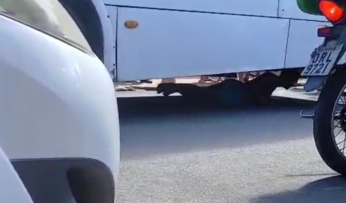 Suspeito de roubo é linchado por populares e se esconde debaixo de ônibus no Jacintinho