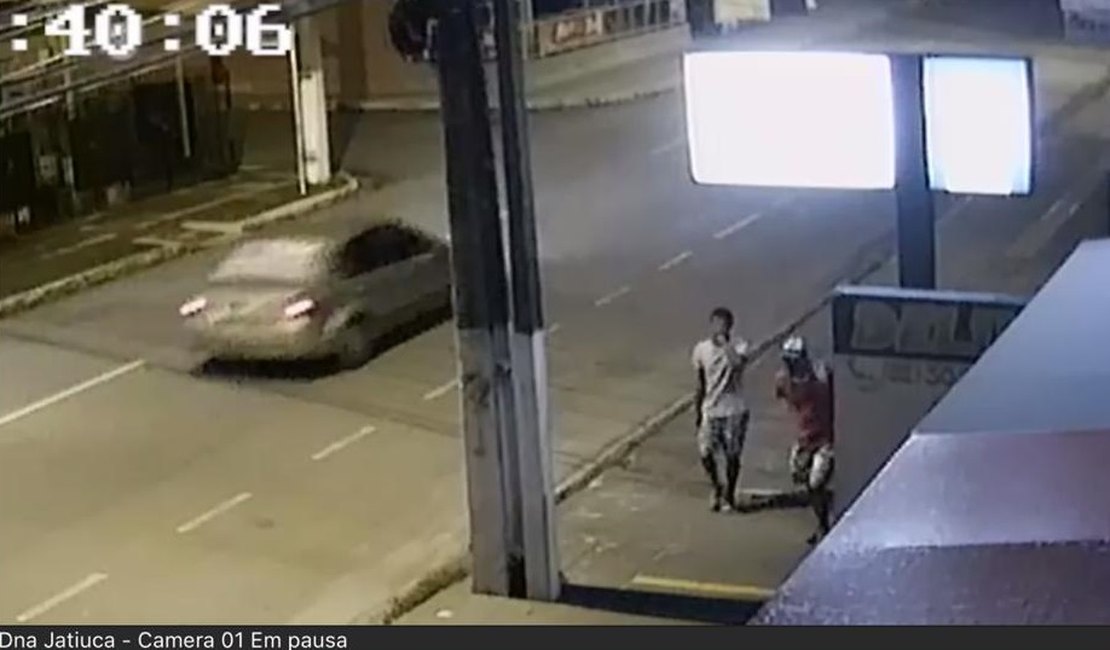 [Vídeo] Câmeras de seguranças flagram furto a lanchonete na Jatiúca