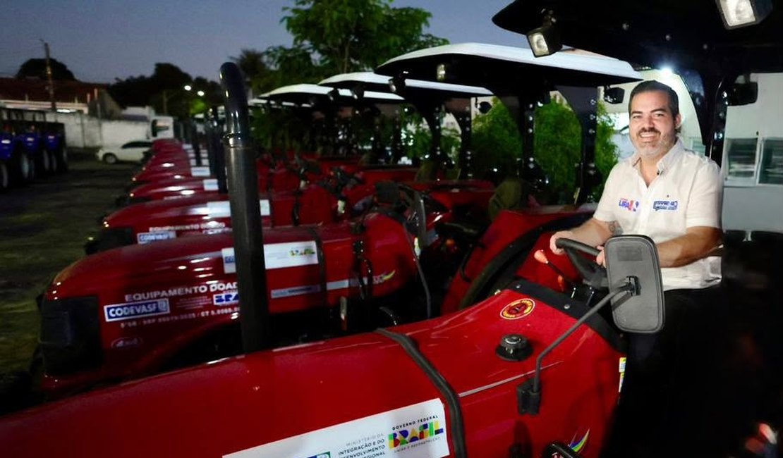 Prefeito Nicollas anuncia novo trator para agricultura familiar de Atalaia