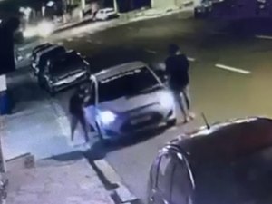 [Vídeo] Trio é flagrado roubando carro de motorista de aplicativo na Jatiúca