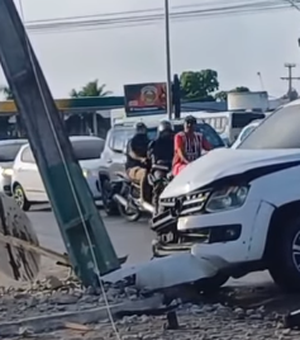 Motorista de caminhonete colide contra poste na AL-220, em Arapiraca