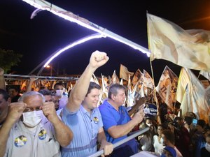 Eleições 2020: Candidato Davi Filho reúne multidão em carreata no Jacintinho