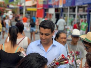 Em homenagem às mulheres, JHC encantou as ruas de Maceió com distribuição de Rosas
