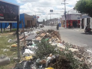 Descarte irregular de lixo em cruzamento movimentado gera problemas em Arapiraca