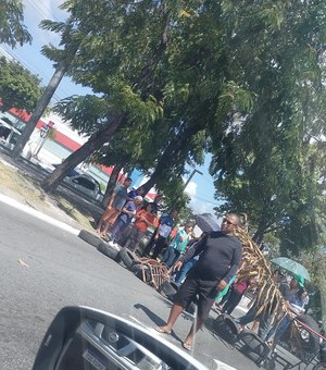 Funcionários do Hospital Veredas realizam mais um protesto nesta terça-feira (25)