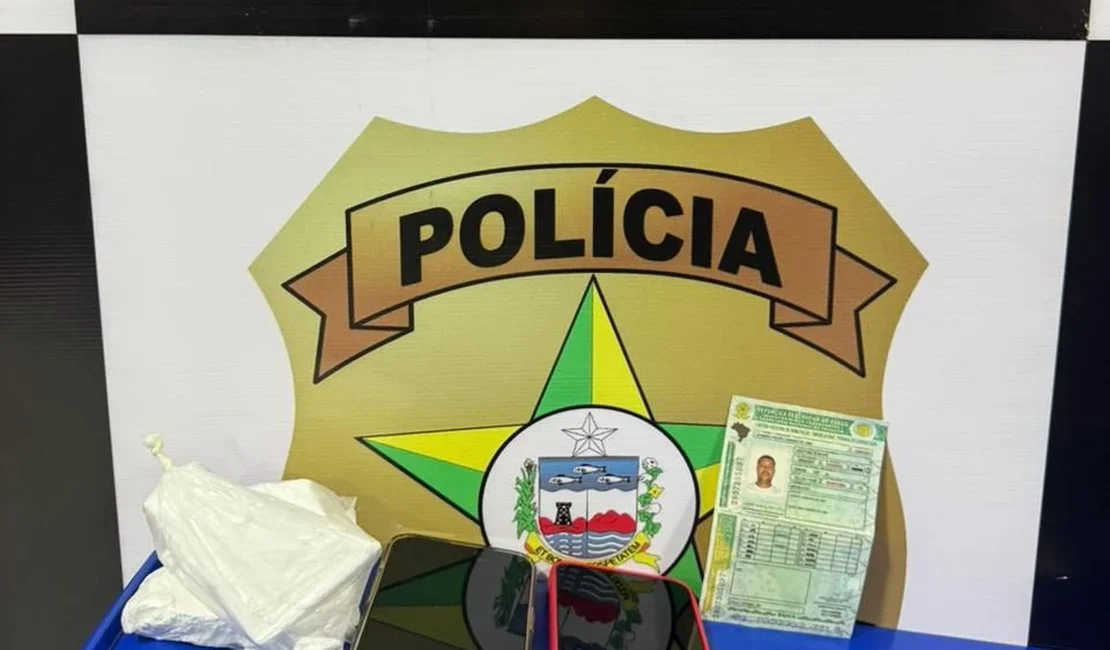 Homem condenado por homicídio é preso com drogas e documento falso em Maceió