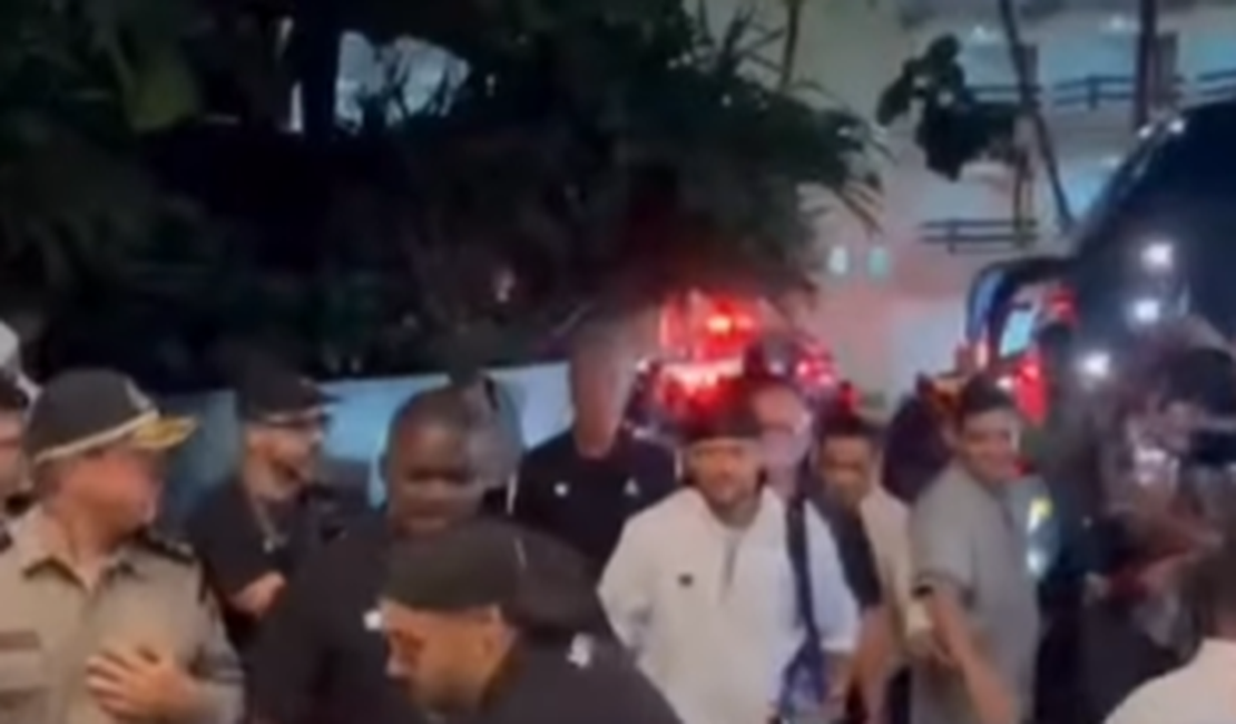 Neymar é recebido com carinho por fãs e torcedores em hotel de Maceió