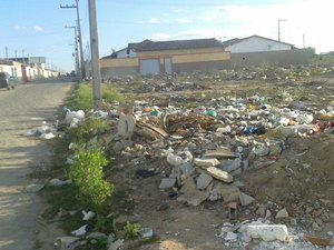 Moradores denunciam aparição de escorpiões devido ao lixo em terrenos de Arapiraca