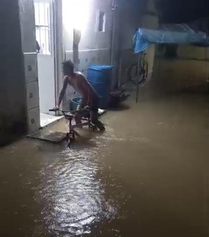 Após chuvas, enchente invade casas e rodovia AL-105 no município de São Luís do Quitunde