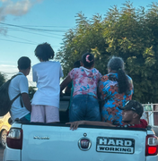 Veículo com passageiros na carroceria é flagrado pelas ruas do bairro Eldorado, em Arapiraca