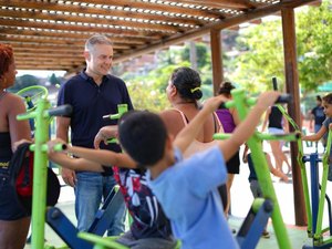 Renan Filho propõe centros regionais para atendimento a crianças com autismo e mães atípicas em AL