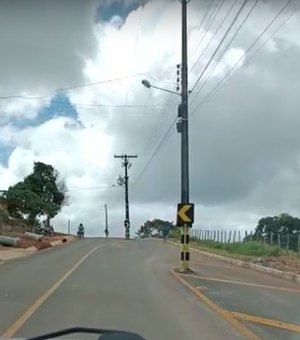 Equatorial Energia divulga nota sobre postes instalados no meio de rodovia entre Taquarana e Belém