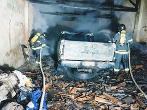 Carro em galpão pega fogo e chamas atingem fumo de corda em Arapiraca