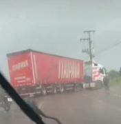 Motociclista escapa por pouco de ser atingido por caminhão na AL-220