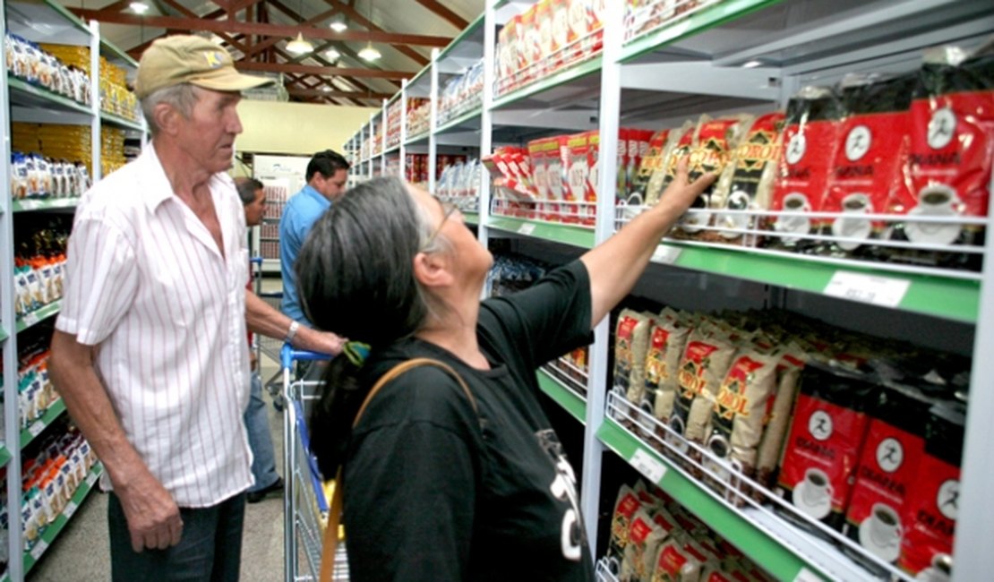 Intenção de compras das famílias se mantém estável