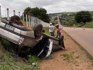 Motorista perde o controle de veículo e capota na zona rural de Taquarana