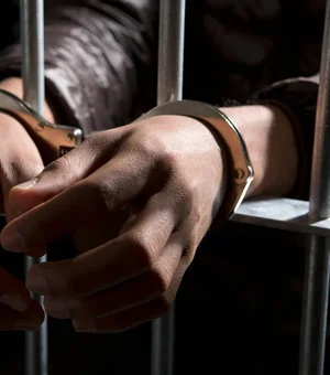 Polícia investiga sexo de policial com cinco presos em cela de delegacia