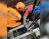Trabalhador tem pé prensado por elevador durante serviço na Ponta Verde