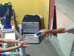 Assaltante devolve celular de atendente de pizzaria após apelo: 'Eu estou pagando, por favor'