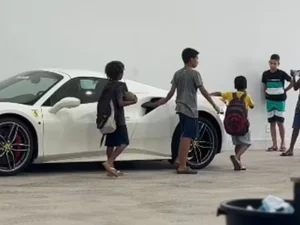 Viralizou: ao verem Ferrari, meninos abraçam e beijam o carro