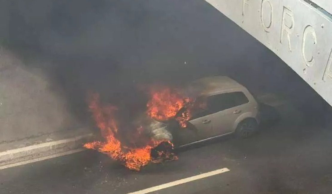 [Vídeo] Carro fica destruído após pegar fogo em viaduto no bairro do Jacintinho