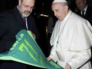 Papa recebe camisa da Chapecoense com número de vítima de tragédia