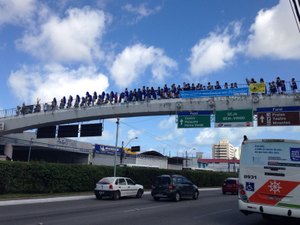 Policiais militares evitam que jovem pule de passarela 