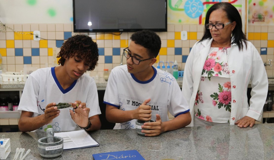 Professora de Arapiraca recebe premiação na capital alagoana