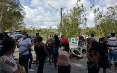 Servidores do Passo de Camaragibe fazem protesto por pagamento