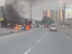 Protesto bloqueia um lado da Av. Comendador Gustavo Paiva, em Jacarecica