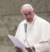 Papa Francisco diz que Igreja precisa pedir desculpas aos gays