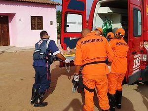 Homem fica ferido após cair de telhado