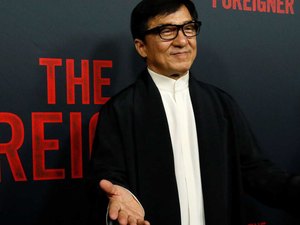Filha de Jackie Chan diz ter dormido na rua porque pais são homofóbicos