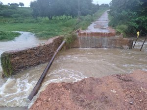 Chuvas destroem ponte entre os povoados Pau d’Arco e Sapucaia na zona rural de Arapiraca