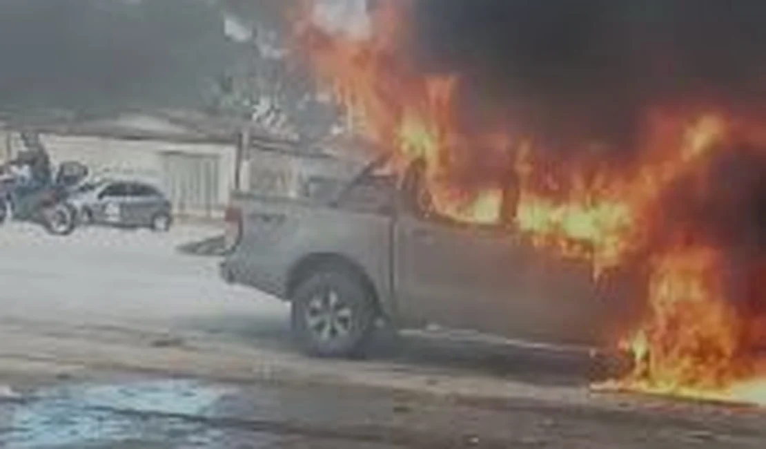 Caminhonete pega fogo em posto de combustíveis na BR-316, em Satuba