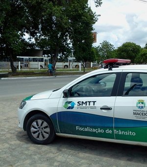 Agentes da SMTT ordenam o trânsito durante o Dia de Finados em Maceió