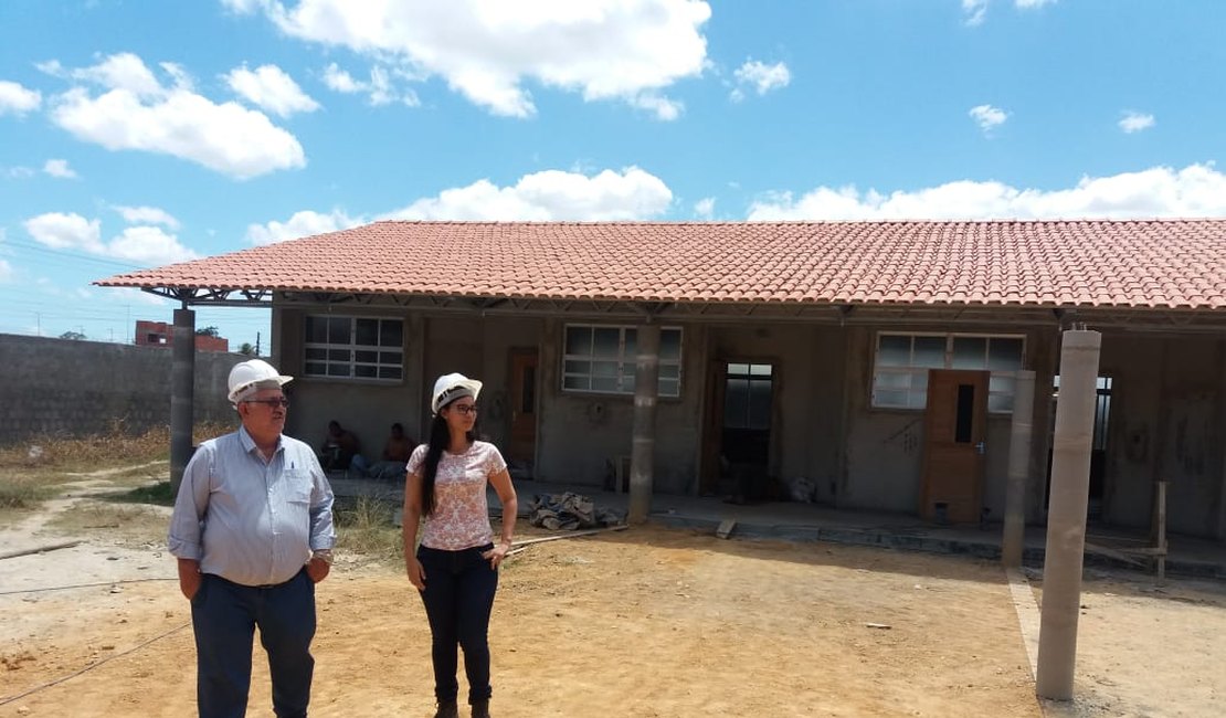 Vereador Gibson Buarque visita obra onde está sendo construída a Escola de Tempo Integral