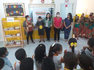 Escola de comunidade quilombola de Penedo recebe doação de livros