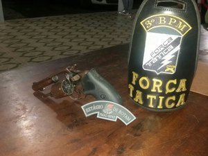 Após denúncia, polícia encontra uma arma de fogo em residência 