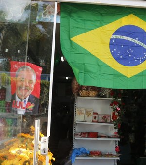 Lojista de Maragogi aposta na polarização Bolsonaro x Lula para faturar