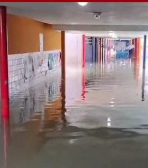 Chuvas causam inundação em escola localizada no CEPA, em Maceió