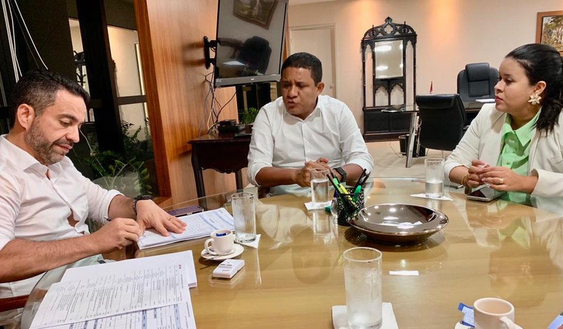 Prefeito e primeira dama de Palmeira se reúnem com o Governador Paulo Dantas em Maceió
