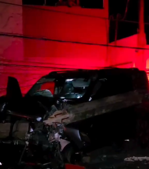 Carro atinge motocicletas e derruba poste na AL-101 Norte, em Paripueira