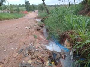 [Vídeo]Tubulação estourada desperdiça água há dois dias na zona rural de Arapiraca