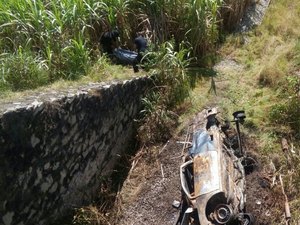 Carro cai de ponte, explode e mata uma pessoa na Região Metropolitana