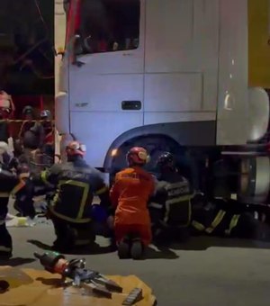 Vídeo mostra momento que ciclista é atropelada por carreta em Maceió